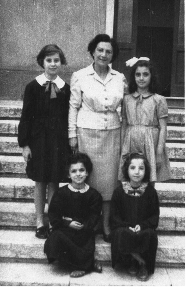 Rita Maglio con alcune alunne.